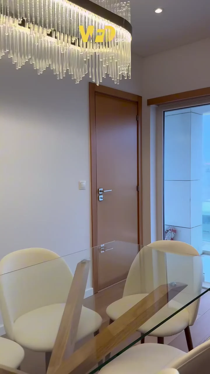 Sala de jantar remodelada, com mesa de vidro, cadeiras claras e iluminação suspensa — WFD Group